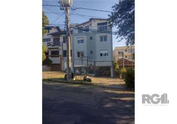 Amplo jk no bairro santo antônio com sala e quarto conjugados, banheiro com box, cozinha, área de serviço com tanque. 1º. andar sendo um lance de escada, de fundos, sol da manha, excelente ventilação,