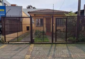 Casa de alvenaria - excelente localização - composta de 02 dormitórios - sala estar - banheiro social - cozinha - área de serviço - churrasqueira - edícula com lavanderia - depósito - wc auxiliar - ga