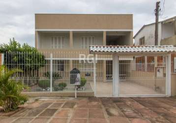 Casa, 2 sobrados no mesmo terreno, para  4 familias, parte da frente  de baixo, jardim, living 2 ambientes, circulação  2 dormitórios, sendo uma suite, banheiro social,  cozinha, e área  de serviço  s