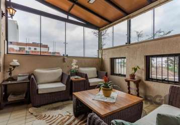 Cobertura triplex à venda em petrópolis - 3 quartos com suíte e 2 vagas&lt;br&gt;&lt;br&gt;sofisticado apartamento cobertura no bairro  petrópolis. com uma área de 206m², este imóvel combina elegância