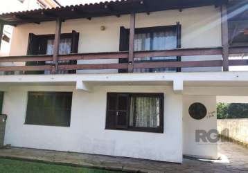 Ampla residência, com 481,85m², conta com 7 dormitórios, sendo 02 suítes, sala de estar e jantar com conceito aberto, sacada, churrasqueira, área de serviço separada, garagem coberta para 4 carros, al