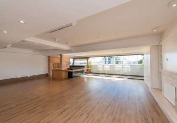 Apartamento garden, 3 dormitórios transformados em 2 suítes (possibilidade de reversão), 203 m² de área privativa, 2 vagas de garagem. amplo living com 70 m², equipado com lareira e churrasqueira deix