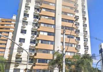 Apartamento semimobiliado. possui amplo living para 02 ambientes, sala de estar, churrasqueira, copa cozinha e área de serviço fechada. possui 03 dormitórios (1 suíte) e mais um banheiro social, local