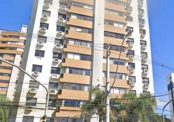 Apartamento semimobiliado. possui amplo living para 02 ambientes, sala de estar, churrasqueira, copa cozinha e área de serviço fechada. possui 03 dormitórios (1 suíte) e mais um banheiro social, local