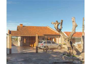 Excelente casa bem localizada no bairro parque dos maias, composta de 03 dormitórios e 01 suíte máster com hidro. imóvel com 02 banheiros, sala de jantar e estar conjugada, lavanderia, escritório e ga