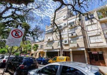 Vende no bairro farroupilha, apartamento garden,de frente com três dormitórios, sendo um suite, sala, cozinha, area de serviço, dependencia de empregada, elevador e uma vaga de garagem. 4 terraços&lt;