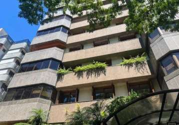 Oportunidade para morar em porto alegre  no miolo do bairro auxiliadora. são 250m2, divididos entre 04 dormitórios, 01 suíte com sacada e closet, ampla área social com área externa,, lareira, espaço c