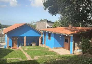 Excelente casa no bairro belém novo, com quase 500m2 de área total, bem arejada, com 2 quartos, 2 salas,  cozinha com móveis planejados e fogão a lenha, 1 banheiro, lavanderia, área para  churrasco co