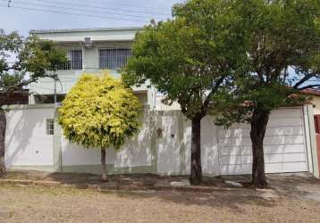 Casa no bairro aparício borges. 04 dormitórios, 03 banheiros, sendo dois com aquecedor a gás e um elétrico, ampla sala cozinha, churrasqueira, pátio com piscina e jardim. imóvel fica semi mobiliado co