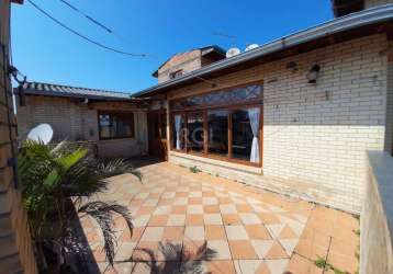 Casa com 3 quartos, suíte,  churrasqueira, 3 vagas de garagem, no bairro guarujá, porto alegre/rs  &lt;br&gt;  &lt;br&gt;nesta casa de três pavimentos, o primeiro pavimento abriga um pavilhão comercia