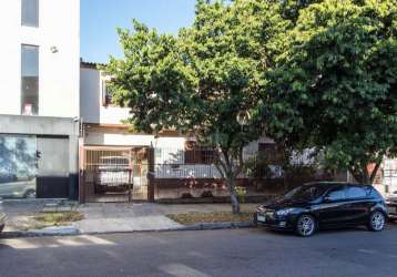 Casa sobrado junto ao comércio da região. bom ponto comercial ou ampla residência com apartamento anexo. 4 suítes. &lt;br&gt;no sobrado 3 suites, 1 térrea, living 2 ambientes, lavabo, copa cozinha, la