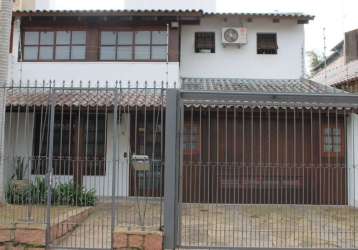 Casa 3 dormitórios, 1 suite, living para 02 ambientes, cozinha com armários, lavado, lavanderia separada, água quente de aquecedor à gas, banheiros reformador e modernos, churrasqueira, piscina, &lt;b