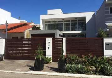 Casa em condomínio, 3 dormitórios, 2 suítes, 4 vagas de garagem no bairro hípica, porto alegre/rs   &lt;br&gt;  &lt;br&gt;esta deslumbrante casa oferece luxo e conforto, com uma espaçosa sala de estar