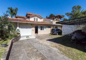 Casa 3 dormitórios, sendo um suite, living 3 ambientes, lareira, lavabo, cozinha, lavanderia, churrasqueira, garagem para 3 carros coberos e até 8 carros no patio. locaizada em ipanema, perto de colég