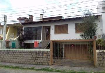 Casa no bairro partenon, 3 dormitórios, 1 suíte, 2 banheiros sociais, living com 2 ambientes, com lareira, piso em taboão, cozinha montada, pátio com edícula, churrasqueira, mais dois dormitórios e ba