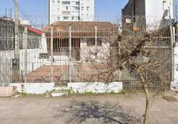 Casa sobre terreno de  no bairro partenon. ótima localização para comércio, construção de sobrados ou pequeno prédio. agende sua visita com nossos corretores.  são 2  entradas uma pela rua livramento 