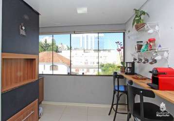 A poucos metros da praça da encol, este apartamento conta com living para dois ambientes, sacada com churrasqueira, 2 dormitórios sendo uma suíte, cozinha mobiliada, área de serviço, banheiro social e