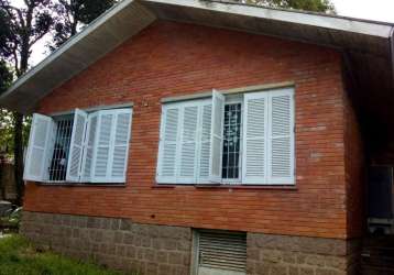 Casa localizada no bairro chacara das pedras com 210m ². imóvel dispõe de04 dormitórios, sala de estar/jantar, cozinha, banheiro, área de serviço e pisos em cerâmica e parquet . imóvel com pátio e pos