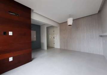 Apartamento de 1 dormitório totalmente reformado, com 43,76 ² privativos, com suíte e closet, lavabo, cozinha. possui uma vaga de garagem escriturada e coberta. condomínio com portaria 24h, elevador. 