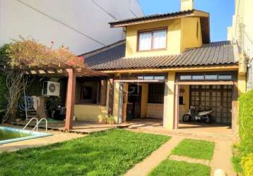 Excelente casa com 03 dormitórios, sendo 01 suíte, banheiro social, amplo living para 02 ambientes, cozinha americana, área de serviço, espaço gourmet com churrasqueira, pergolado, amplo pátio com pis