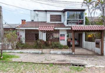 Casa em alvenaria, com 2 andares independentes, sendo que no andar térreo 3 quartos sendo 1 suite, sala ,ante sala e cozinha.  andar superior 3 quartos sendo 1 suite e cozinha, sacada e jardim de inve