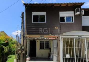 Ótimo sobrado semi mobiliado no bairro hípica com 02 dormitórios, sendo 01 suíte, living 2 ambientes, sala de jantar com mesa, cozinha montada com exaustor, lavabo, área de serviços, pátio amplo, espa