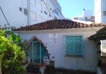 Excelente terreno com 11,00 de frente por 72,00 de fundos totalizando 792 metros, com uma casa em cima, que pode ser habitada.em frente ao colégio israelita. no bairro santa cecília em porto alegre-rs