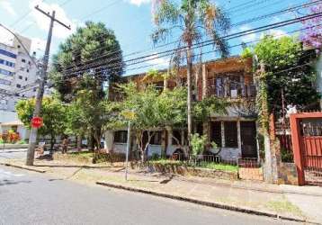 Casa de dois pisos com 4 dormitórios, 1 suíte, living 2 ambientes, banheiro social, cozinha, lavanderia, área de serviço e sacada. terraço com churrasqueira, dormitório e banheiro. &lt;br&gt;&lt;br&gt