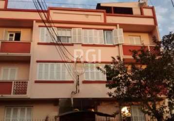 Apartamento de 2 dormitórios, primeiro andar, de frente, desocupado,  sem vaga garagem. tem 3 possibilidades de estacionamento no entorno.&lt;br&gt;localização excelente perto do centro clínico moinho