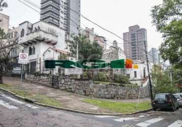 Ampla casa em localização privilegiada do bairro rio branco com 5 dormitórios sendo 2 suítes, living 2 ambientes com terraço, sala de jantar com lareira, copa, estar intimo com bar, 5 banheiros, patio