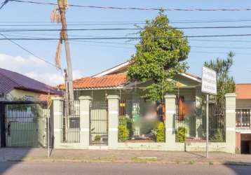 Excelente residência no bairro vila ipiranga, em ótimo estado de conservação com 388m2 de área construída, 03 dormitórios (transformado em 02 dormitórios com fácil reversão), sala de estar, sala de tv