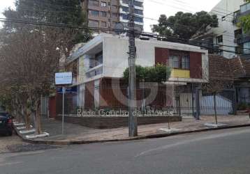 Casa no bairro petrópolis com três dormitórios, sendo uma suíte, três vagas. próxima praça da encol. tem quarto dormitório opcional do térreo. moderna. comercial ou residencial.no primeiro pavimento l