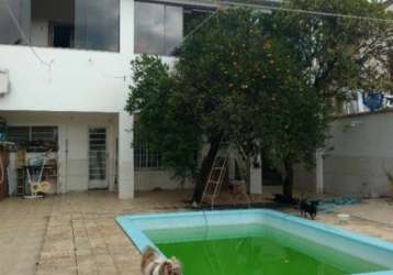 Excelente casa no bairro glória, com 4 dormitórios, 3 banheiros, 1 suíte, 2 hidromassagem, living amplo 2 ambientes, cozinha, lareira, churrasqueira. ótimo quintal com salão de festas com piscina, opç