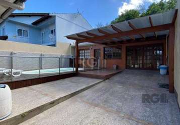 Casa com três dormitórios, piscina, salão de festas e churrasqueira. reformada recentemente, conta com piso laminado e cozinha semi mobiliada. próximo à supermercado e escolas, em ótimo bairro da zona