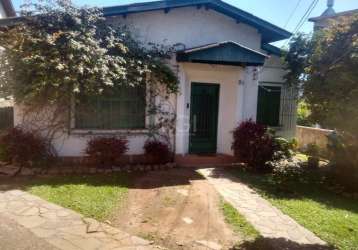 Casa em alvenaria com ótima estrutura só precisa uma atualização. são 3 dormitórios, 2 salas, copa/cozinha e um banheiro. churrasqueira externa. edícula com 2 quartos, sala, cozinha e banheiro.&lt;br&