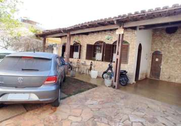 Casa em condomínio fechado com 4 quartos à venda na rua apucarana, 1, ouro preto, belo horizonte por r$ 1.300.000