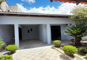 Linda casa com jardim e quintal com árvores frutíferas