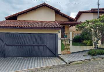 Bela casa com 3 dormitórios, sendo 1 suíte com closet, 3 vagas, quintal, aceita permuta!