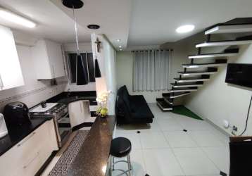 Apartamento duplex cobertura de 94m² fino acabamento, com design moderno, espaço amplo e vista panorâmica.