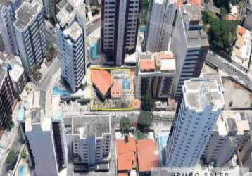 Terreno na pituba com uma casa, 656 m² com 30,50 m² de frente, 30,50 m² de fundo e 21,30 m² de lateral