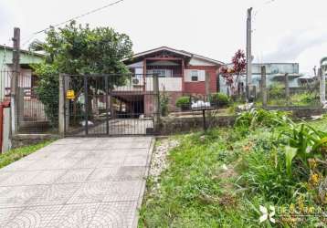 Casa no bairro belém velho, zona sul de porto alegre, terreno de 440m² (11 x 40) com 2 edificações mistas de aprox 85m² (total das 2 casas). no imóvel principal há 3 dormitórios com ventiladores de te