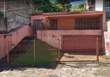 Casa com 03 dormitórios, sendo 01 suíte, banheiro social, amplo living para 02 ambientes com lareira, gabinete, jardim de inverno, estar íntimo, área de serviço, dependência completa, espaçoso pátio c