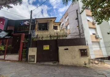 Ótima casa de 3 dormitórios sendo 1 suíte com sala de estar, banheiro social, cozinha, área de serviço, living 2 ambientes, lareira, churrasqueira, amplo pátio frente/fundos.&lt;br&gt;composta com côm