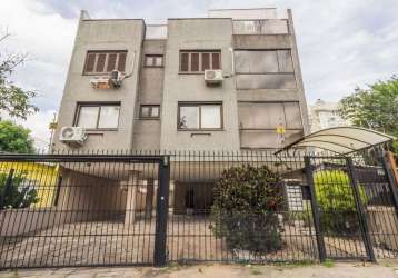 Este duplex possui 2 quartos, uma área privativa de 90 metros quadrados e uma excelente localização no jardim lindóia. o imóvel é muito espaçoso e foi adaptado para conter dois quartos, sendo um deles