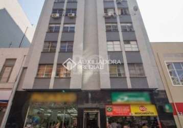 Sala comercial com 24,37 m² de área útil na doutor flores, podendo ser dividido em quarto/sala. com piso laminado, posição lateral e com orientação solar norte. localização privilegiada no centro hist