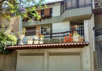 Excelente casa no bairro três figueiras , divisa com bairro chácara das pedras, 4 salas amplas, 04 dormitórios, escada e ipê, lavabo, lavanderia, área de serviço, pátio grande com piscina, vaga para 2