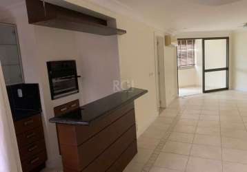 Apartamento de 100 m2 com 3 dormitórios, sendo 1 suíte. living amplo com churrasqueira e sacada integrada. apartamento está semi-mobiliado. condomínio com infraestrutura completa, sendo salão de festa