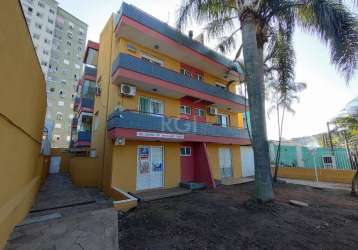 Apartamento no bairro glória, com aproximadamente 70m² de área privativa,  02 dormitórios, living com acesso ao pátio lateral, cozinha com armários, área de serviço separada com tanque, banheiro socia