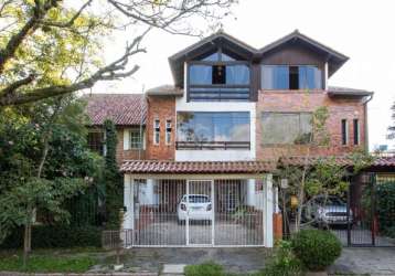 Esta encantadora casa à venda está localizada na rua ponciano pacheco da silveira, no bairro guarujá, em porto alegre. com uma ampla área privativa de 176,00 m², oferece espaço e conforto para sua fam