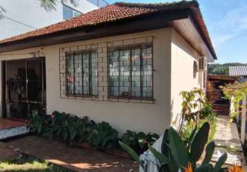 Casa de alvenaria no bairro cristal, contendo  duas suítes, três dormitórios, banheiro social, duas cozinhas, sala, lavanderia com área de serviços. na parte dos fundos foi construído um galpão de fes